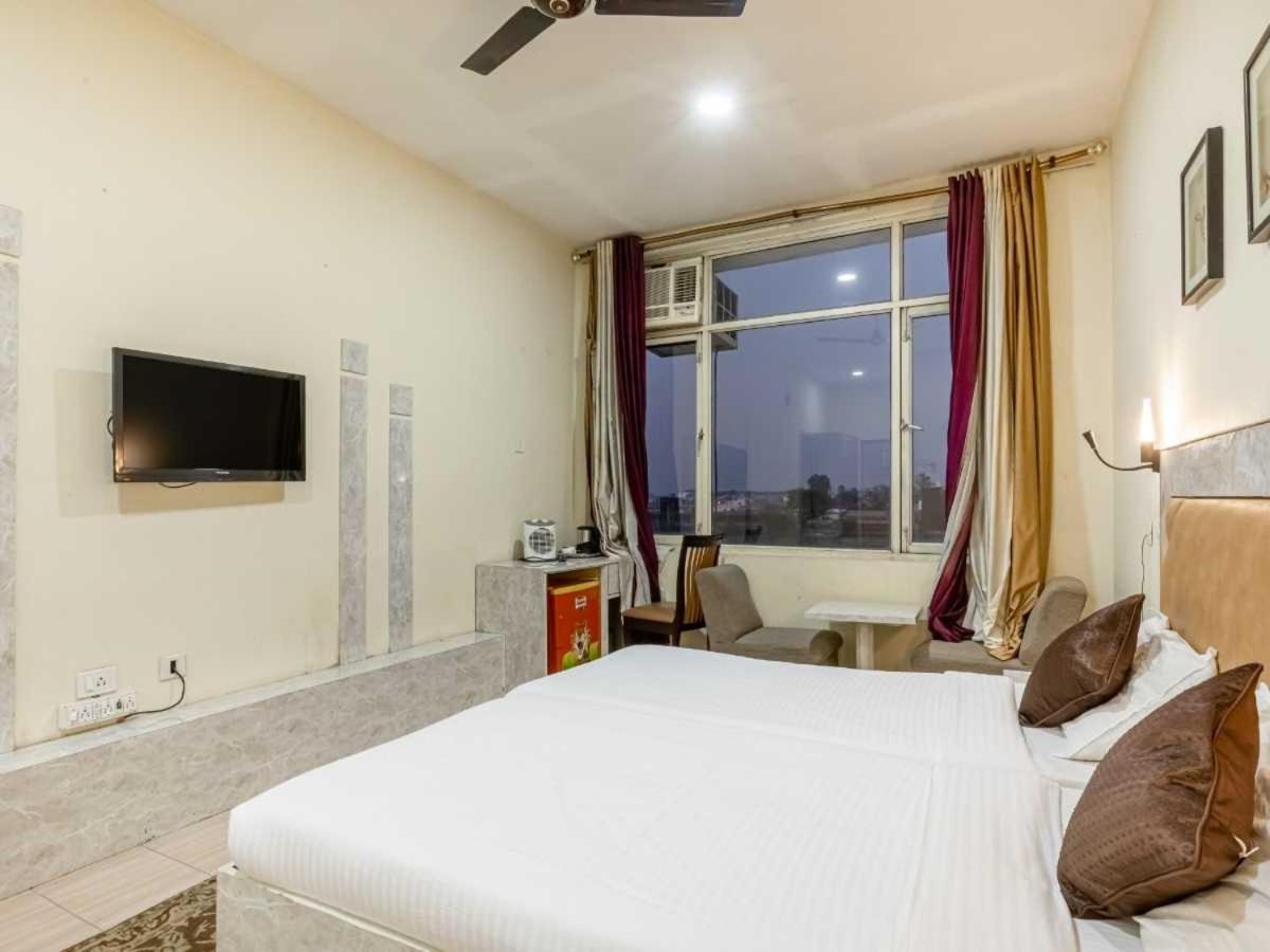 Hotel Mukund Madhav Royals Lucknow Esterno foto